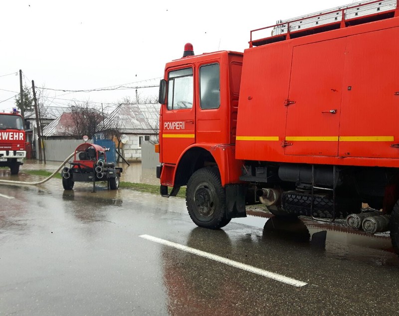 Inundații în Teleorman și Argeș. Zeci de gospodării și un drum județean, invadate de apă / FOTO&VIDEO