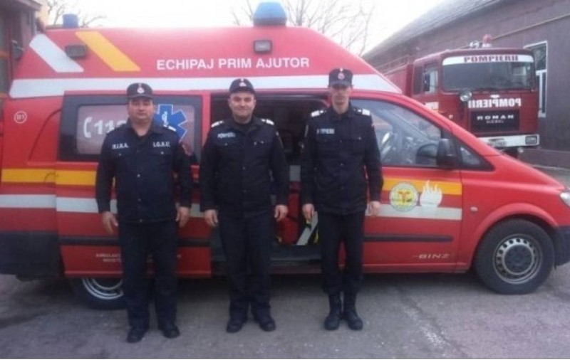 Trei pompieri din Arad au devenit moașe în mijlocul câmpului