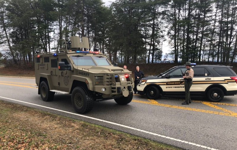 Un suspect a deschis focul la o bază aeriană din Tennessee. Zeci de polițiști și vehicule blindate, la fața locului