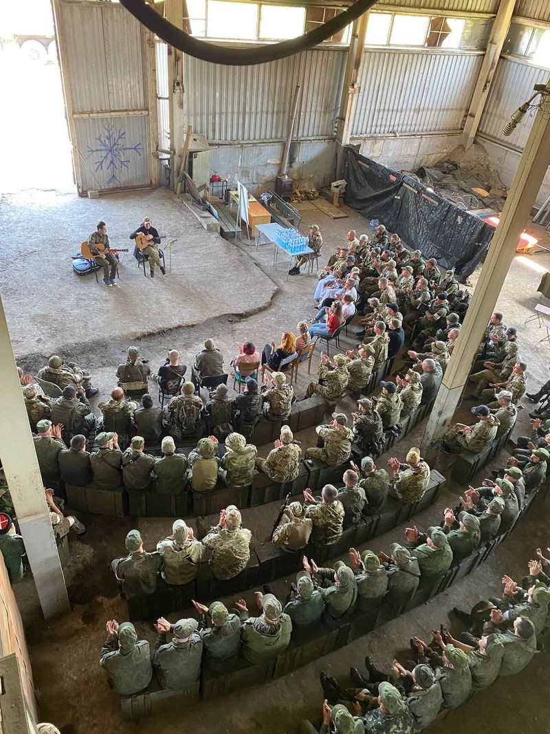 Concert susținut de Yulia Cicerina în fața soldaților dintr-o bază militară rusă. Foto: Facebook / Iulia Cicerina