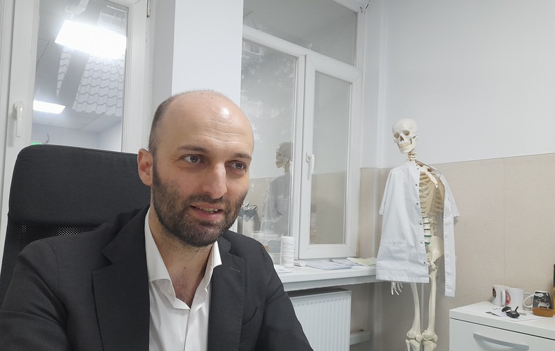 Andrei Brînzeu, neurochirurgul român întors să profeseze în țară după 10 ani în Franța: „N-am fost străin acolo, dar e o plăcere în sine să lucrezi acasă”