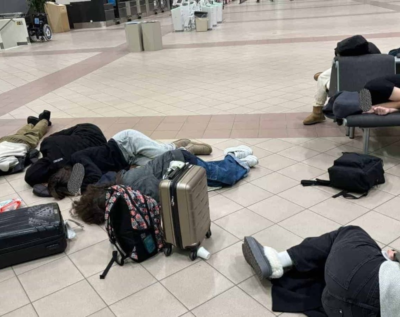 Peste 200 de români au rămas blocați într-un aeroport din Suedia aproape 24 de ore: „Ne-au spus «Descurcați-vă»”
