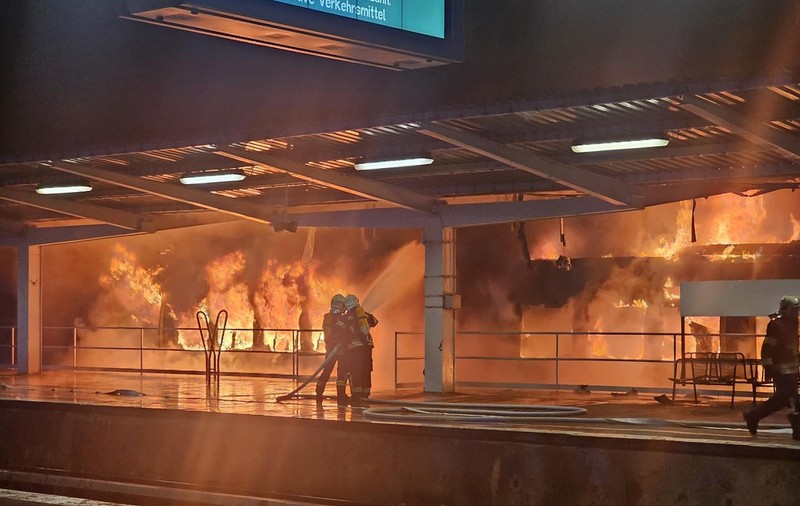 Un tren a luat foc pe peron, în gara din Berlin. Doar mecanicul și controlorul erau în garnitura care a ars complet