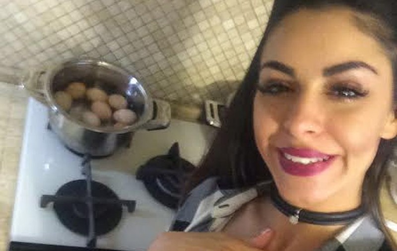 Sexy la cratiță! Natalia Mateuț a vopsit ouăle, dar tuturor le-a sărit în ochi decolteul amețitor | FOTO