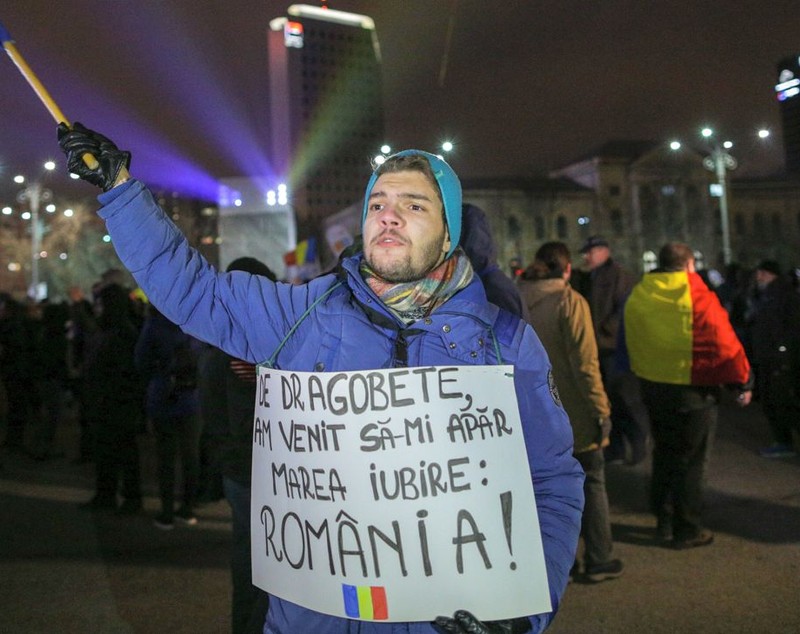 VIDEO/ Proteste în București, în fața Guvernului, și în principalele orașe din țară. Cioloș și Barna, prezenți în Piața Victoriei