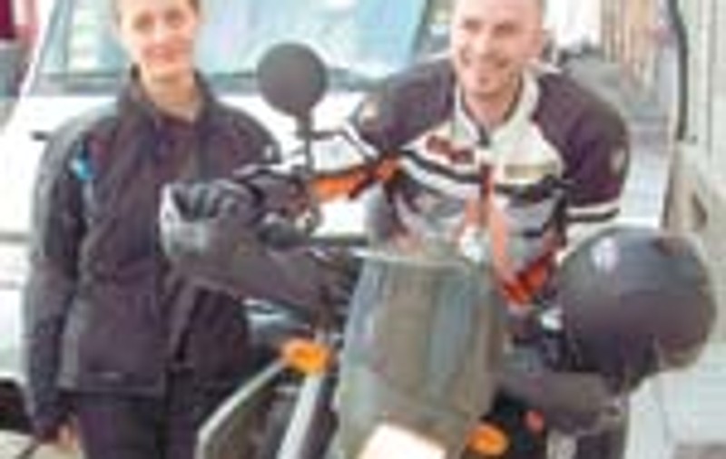 Strabate lumea pe motocicleta