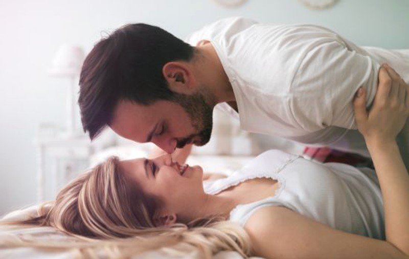 Adela vă sfătuiește în sex și iubire. „Am observat pe gâtul ei o muşcătura pe care sunt ferm convins că nu o are de la mine”