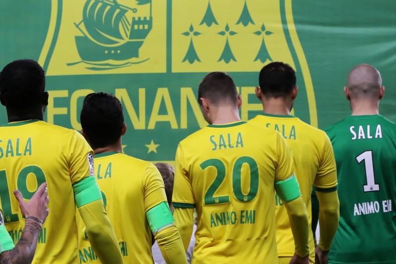 epa07332402 FC Nantes shirt tribute for Argentinian soccer player Emiliano Sala, who went missing on 21 January 2019 after a light aicraft he was travelling in from Nantes to Cardiff disapeared over the English Channel, ahead of the French League 1 soccer match between Nantes and Saint Etienne at the La Beaujoire stadium in Nantes, France, 30 January 2019. EPA-EFE/EDWARD BOONE