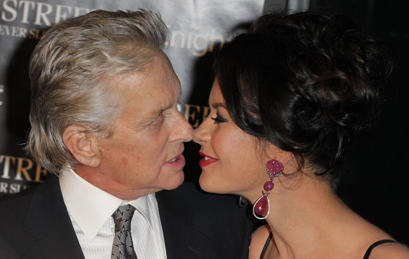 Catherine Zeta-Jones: "Soţul meu rezistă foarte bine, medicii sunt mulţumiţi" 