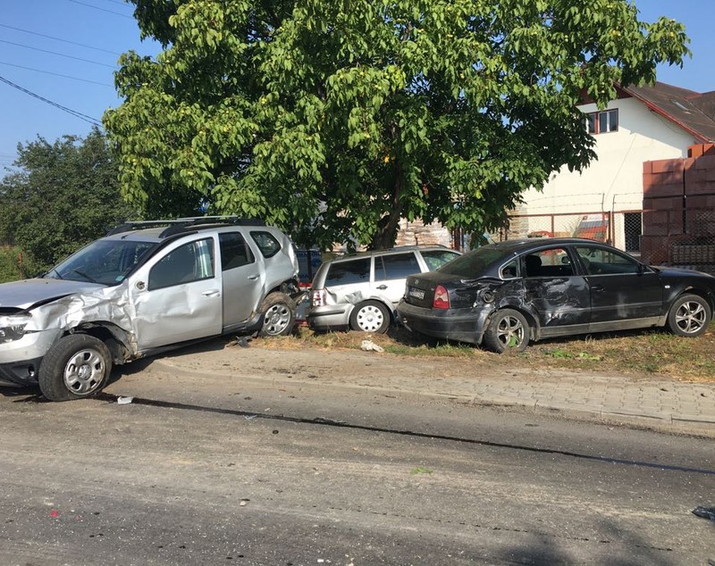 Șase persoane, rănite într-un accident grav la ieșire din Reghin. O gravidă, printre victime