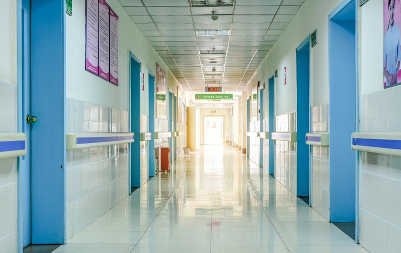 OPINIE | Guvernul ”ajută” clinicile private cu bani de la pacienți, fără să explice cât și pentru ce dau în plus din buzunar