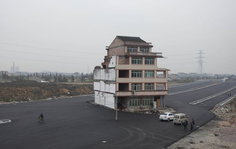 INCREDIBIL! Au refuzat să se mute din casă şi autorităţile au construit autostrada în jurul imobilului | FOTO
