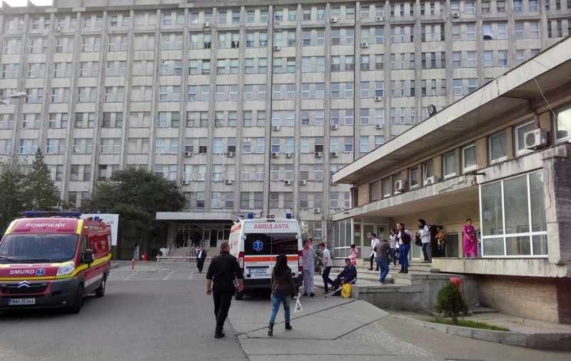 Asistenţi medicali din Constanţa, acuzaţi că luau șpagă ca să grăbească predarea persoanelor decedate, au fost reţinuti