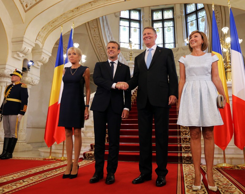Duelul ținutelor! Carmen Iohannis, umăr la umăr cu Brigitte Macron. Ce spune stilistul