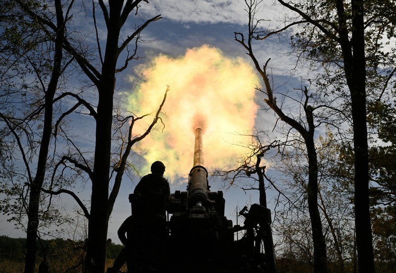 Soldații ucraineni din Brigada 43 Artilerie trag cu un tun autopropulsat 2S7 Pion către pozițiile rusești de pe linia frontului din regiunea Donețk, pe 27 septembrie 2024. Foto AFP