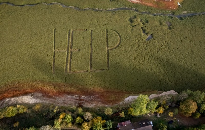 Un mesaj de ajutor „HELP” văzut de sus