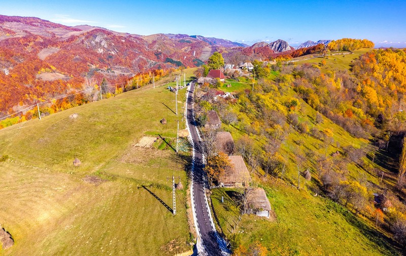 Șurile cu acoperiș din paie, construcțiile arhaice din Apuseni care rezistă de peste 100 de ani. Drumul nou care le face accesibile turiștilor
