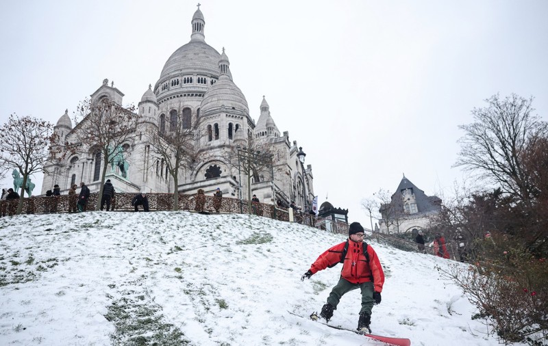 Schiorii au ocupat Montmartre în Paris, bătaie cu bulgări de zăpadă pe aeroport în Olanda | VIDEO