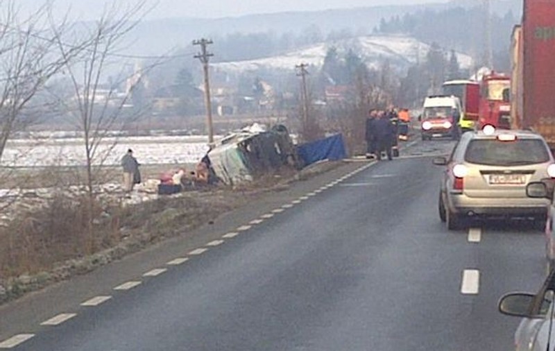 Grav accident rutier! Șapte persoane rănite, după ce șoferul unui microbuz a adormit la volan | FOTO