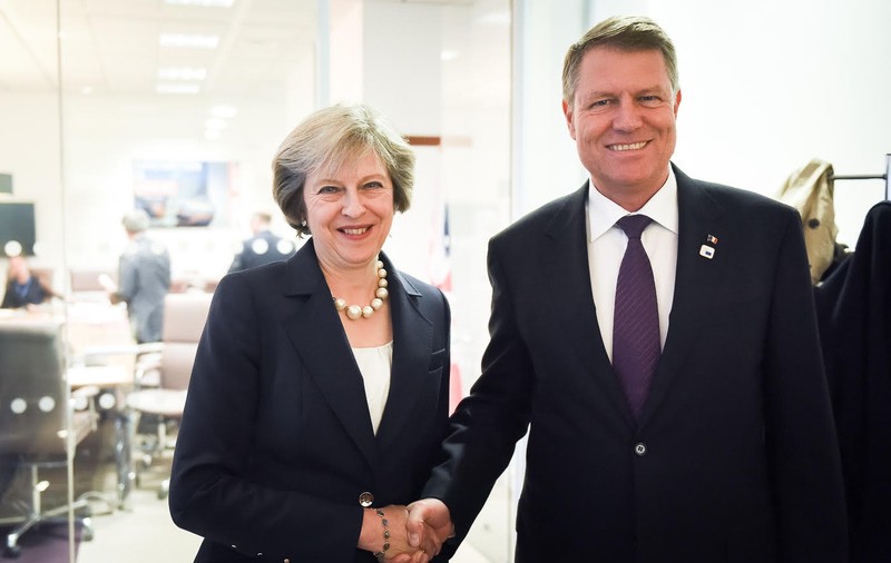 Iohannis a vorbit la telefon cu Theresa May: Premierul britanic și-a exprimat regrete puternice pentru rănirea celor doi români