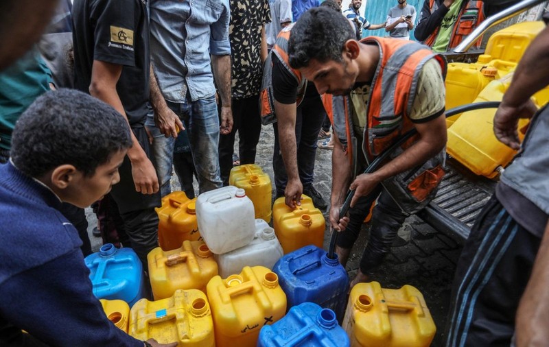 Un oficial ONU avertizează că 70% dintre locuitorii din Gaza nu vor avea acces la apă potabilă până la sfârșitul zilei de miercuri