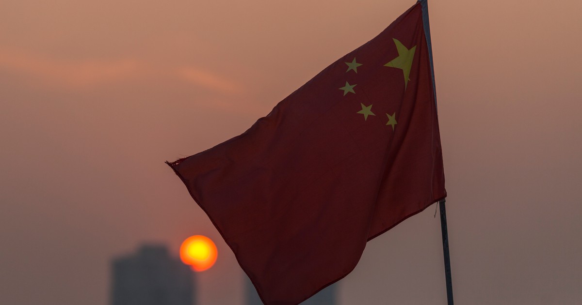 China înfruntă o adevărată criză demografică. Populația sa ar putea scădea din 2027, iar Statele Unite ar putea avea mai mulți locuitori în anul 2100. Steagul Chinei în apus