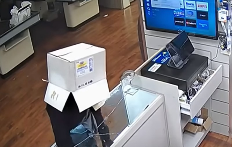 Un hoț a jefuit un magazin de telefoane mobile, în SUA, cu o cutie de carton pe cap. Momentul de neatenție care l-a trădat