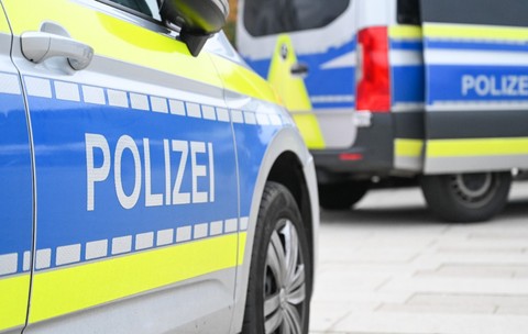 Două mașini de poliție parcate