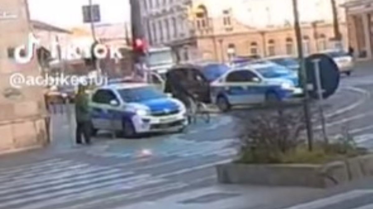 Agentul de poliție circulă cu mașina în Cluj-Napoca, pe trotuar
