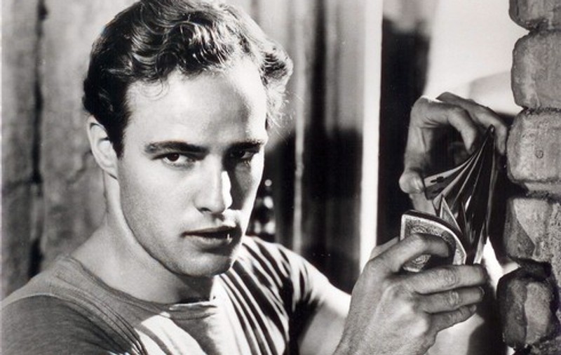 CEL mai FRUMOS MASCUL al HOLLYWOOD-ULUI, MARLON BRANDO, a avut în TINEREŢE TOT ce A VISAT! A MURIT SINGUR şi TRIST, MĂCINAT de BOALĂ ŞI DE O TRAGEDIE PERSONALĂ! FOTO