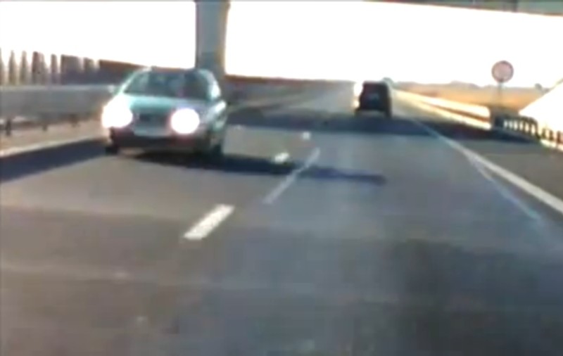 IMAGINI INCREDIBILE! Un şofer MERGE PE CONTRASENS, PE AUTOSTRADA A1 | VIDEO