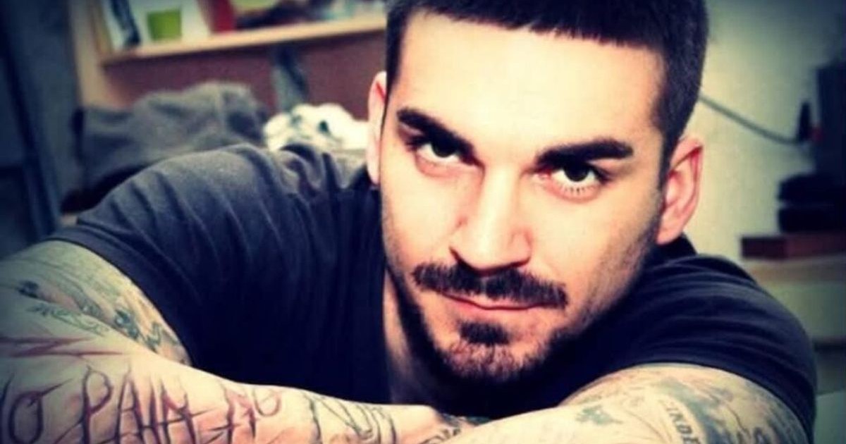 Un bărbat tânăr, tatuat, care se uită la cameră. El este, Alexandru Marinescu, autorul dublei crime din Târgu Jiu, care și-a luat viața după ce și-a ucis fratele și bunica. Era pictor și tatuator, 27 mai 2026