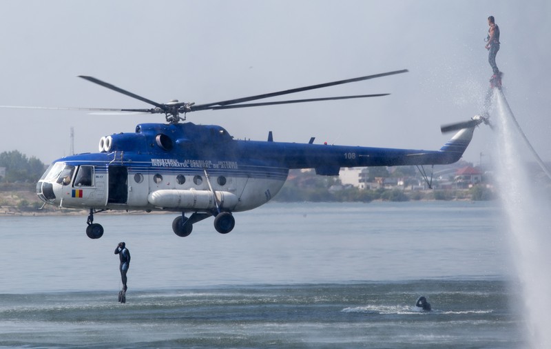 FOTO / AeroNautic Show, în imagini. Parașutare pe apă, spectacole și expoziții militare, pe Lacul Morii din București