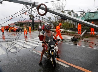 Ciclonul Goni a pus la pâmânt mai mulți stâlpi de electricitate FOTO: EPA-EFE/FRANCIS R. MALASIG