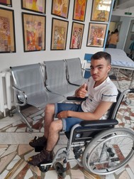 Dragoș folosește acum un cărucior obișnuit pe care mama lui, din ce în ce mai epuizată, îl împinge și îl trage cu mare greutate