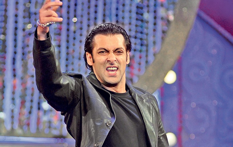 Figuri de MEGASTAR! SALMAN KAHN are BUFON şi un om care-l încalţă şi descalţă