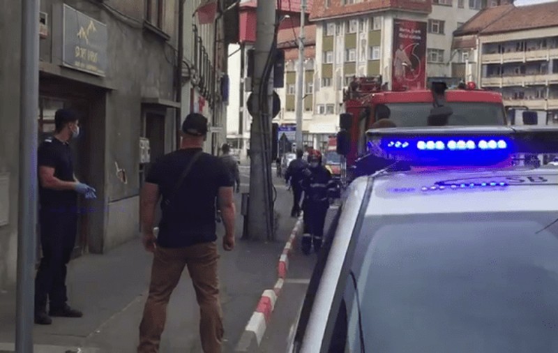 Un bărbat din Sibiu s-a săturat de carantină și a vrut să se arunce de la etaj