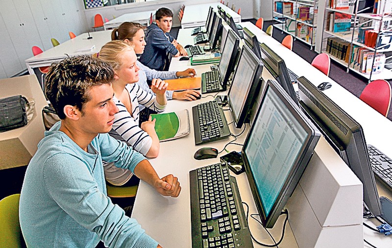 BACALAUREAT 2016. Absolvenții claselor a XII-a susțin proba de evaluare a competenţelor digitale