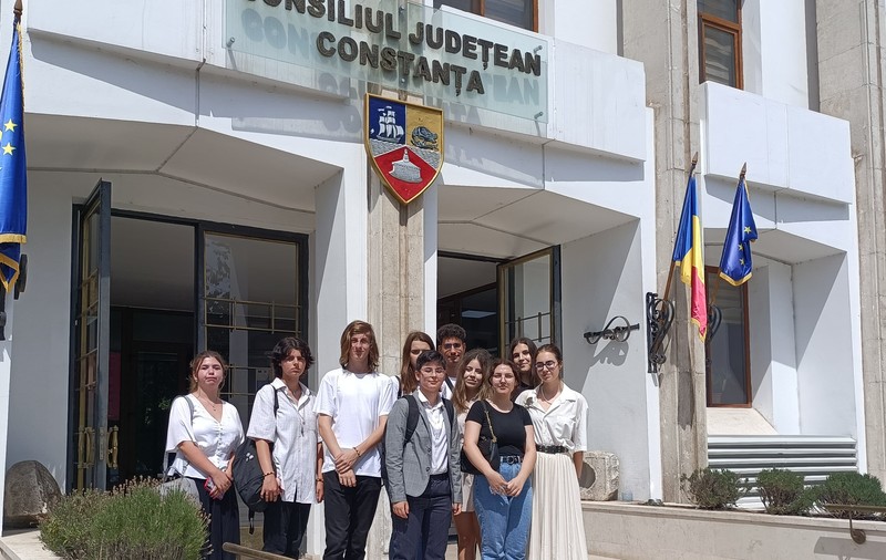 Elevii nu au fost lăsați să participe la dezbaterea legii educației de la Constanța. „Fac întâlniri doar cu oamenii care sunt de acord cu legea”