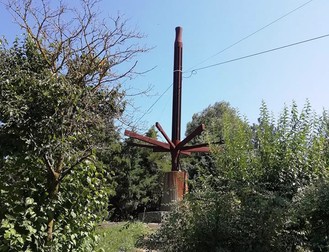 Sculptura «Fructul soarelui» a lui George Apostu a ajuns suport pentru cabluri