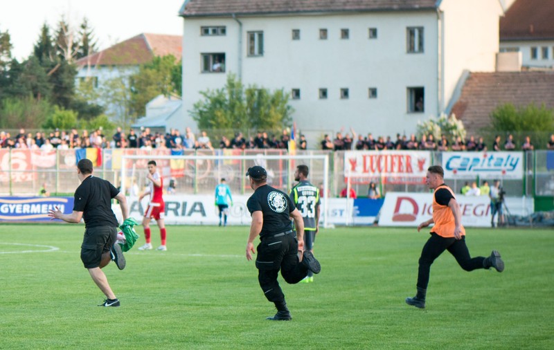 Încă un abuz al Jandarmeriei? Scandal la partida Dinamo - Viitorul 1-0. ”Pentru ce ne-ați făcut poze la fiecare în parte”? Reacția oltenilor