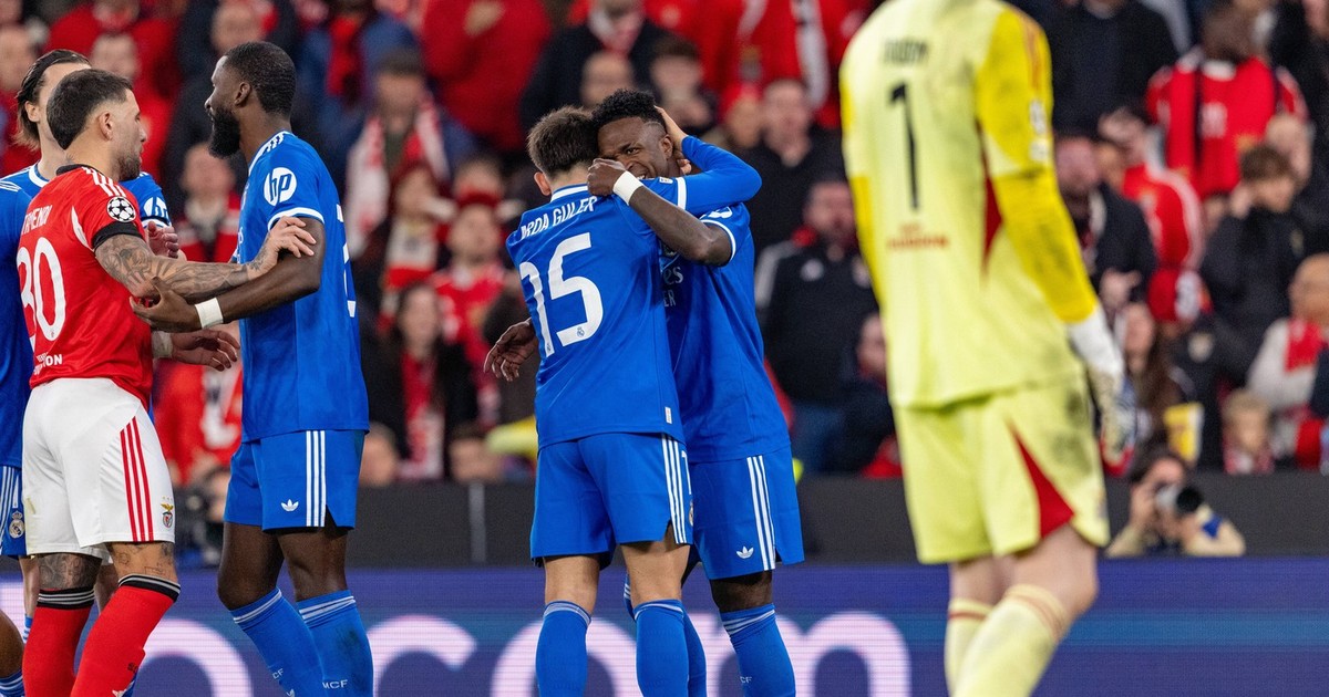 Vinicius Vini Jr și Arda Guler în timpul meciului din play-off-ul Ligii Campionilor între SL Benfica și Real Madrid