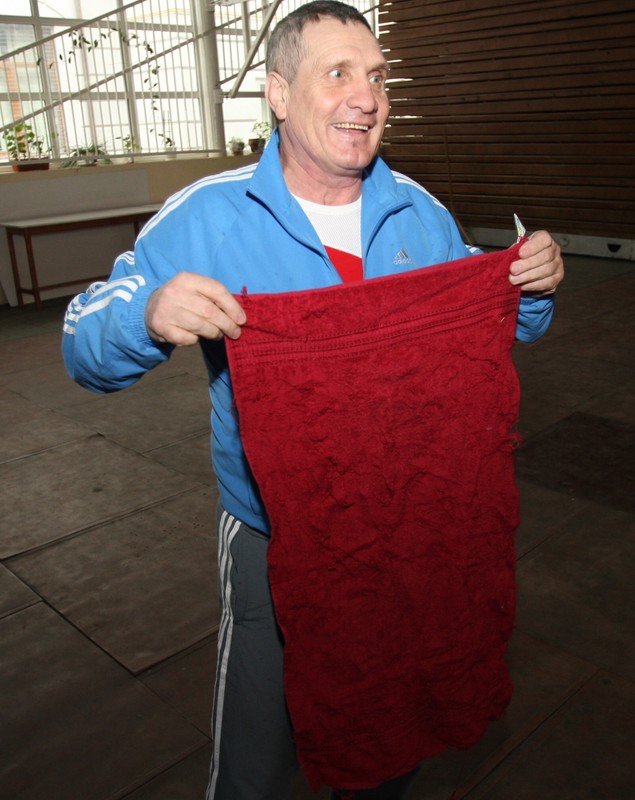 Antrenorul de box Titi „Prosop” Tudor a împlinit 70 de ani. A primit tort, 70 de sarmale și... un prosop