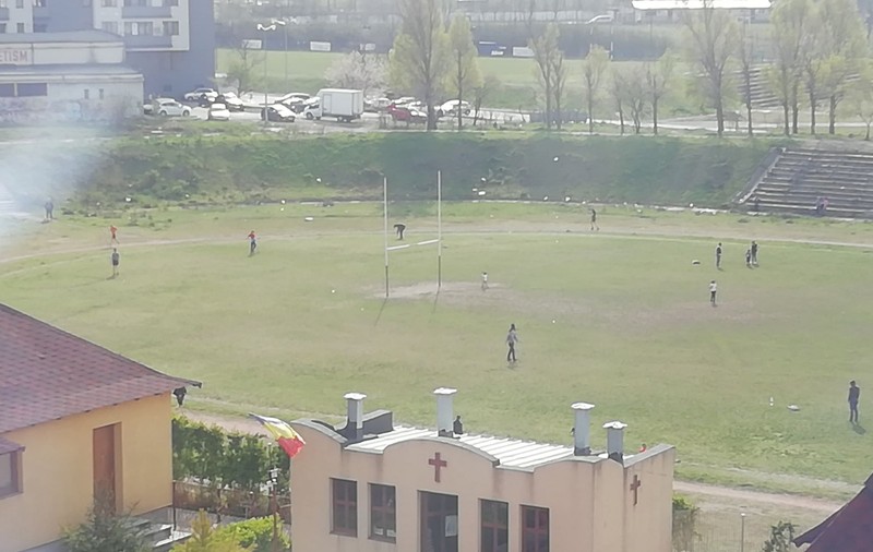 FOTO | În plină pandemie, mai mulți constănțeni au ieșit la picnic pe stadion﻿