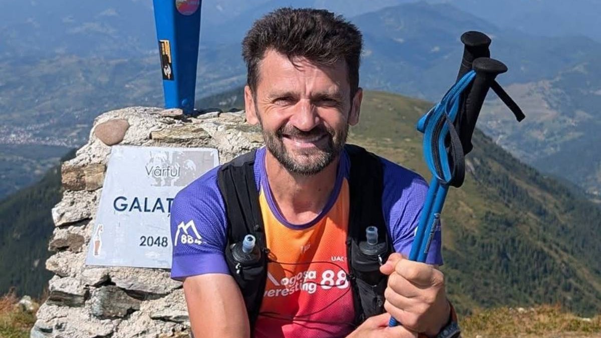 Sebastian Butcovan, românul care a atins 30 de vârfuri de peste 2.000 de metri într-o singură zi în munții Rodnei, surprins pe munte, zambește