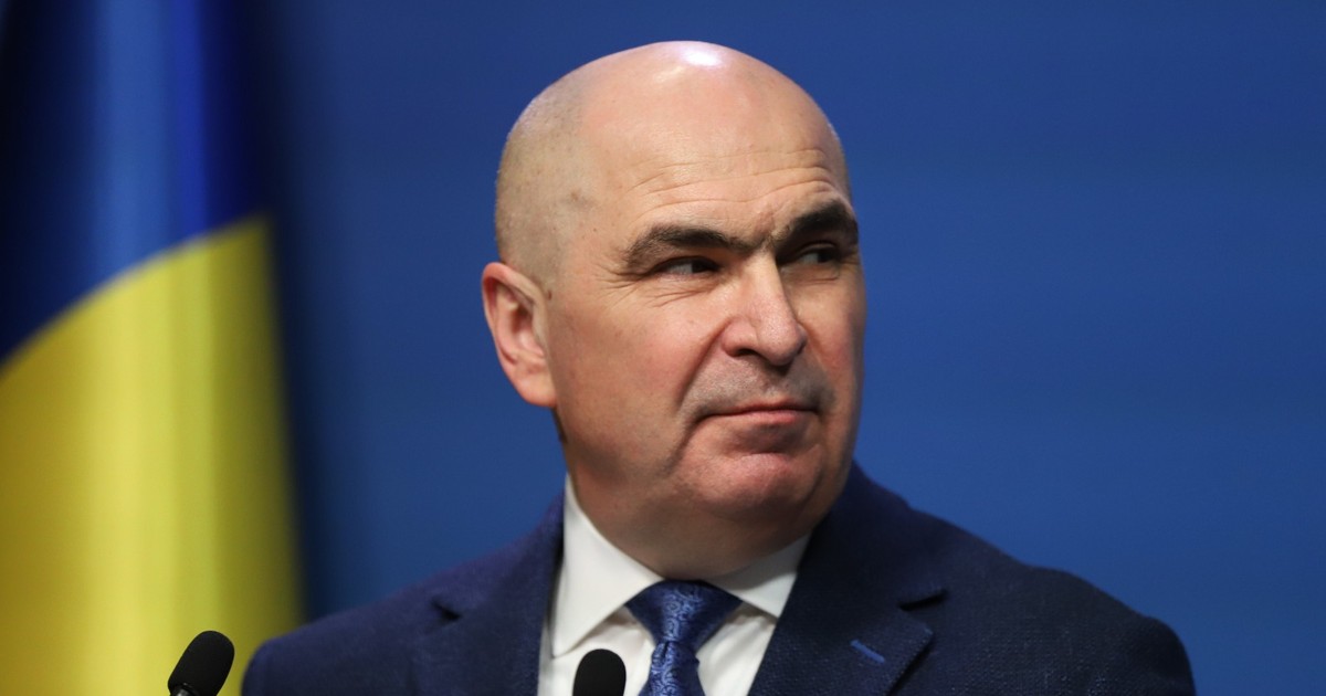 Premierul interimar Ilie Bolojan se uită spre dreapta, București, 6 mai 2026
