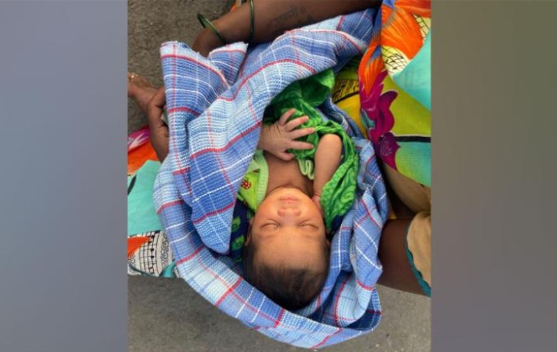 O femeie din India a născut și apoi a mers 160 km pe jos, cu nou-născutul în brațe, pentru a ajunge în orașul în care locuia
