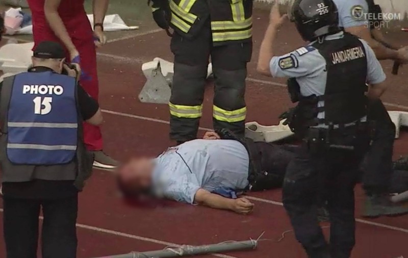 Suporterul clujean care a aruncat cu scaunul în jandarm a fost prins și este cercetat pentru tentativă de omor