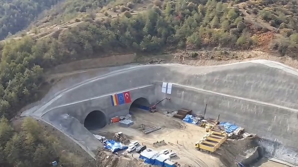A fost străpunsă și a doua galerie a tunelului Boița 1 de pe Autostrada Sibiu-Pitești (A1). Foto: Captură video / Facebook - Cristian Pistol