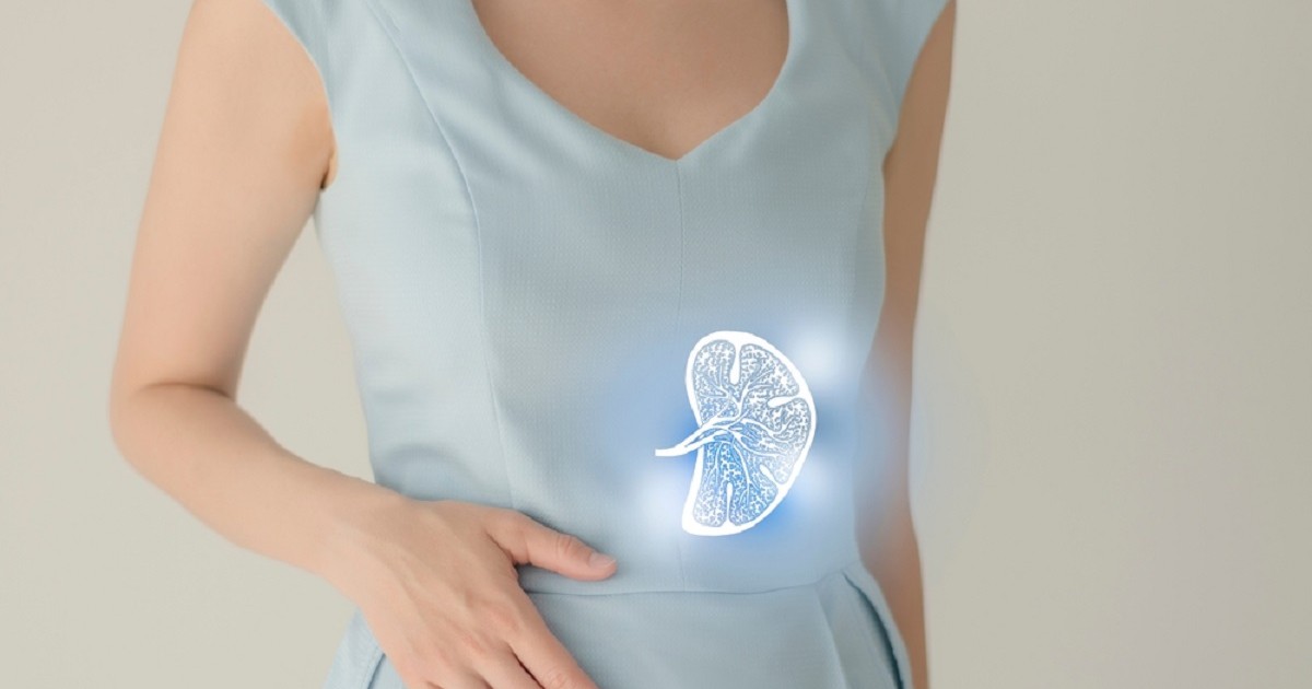 O femeie îmbracată într-o rochie bleu își ține mâna dreaptă pe abdomen, iar în stanga, pe rochie, are desenata splina